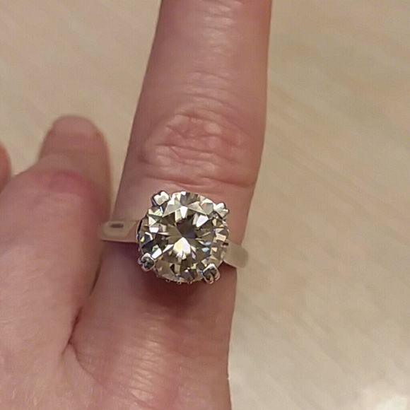 4 CARAT MOISSANITE RING - Picture 5 of 8